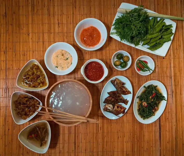 Sago starch served with dipping sauces