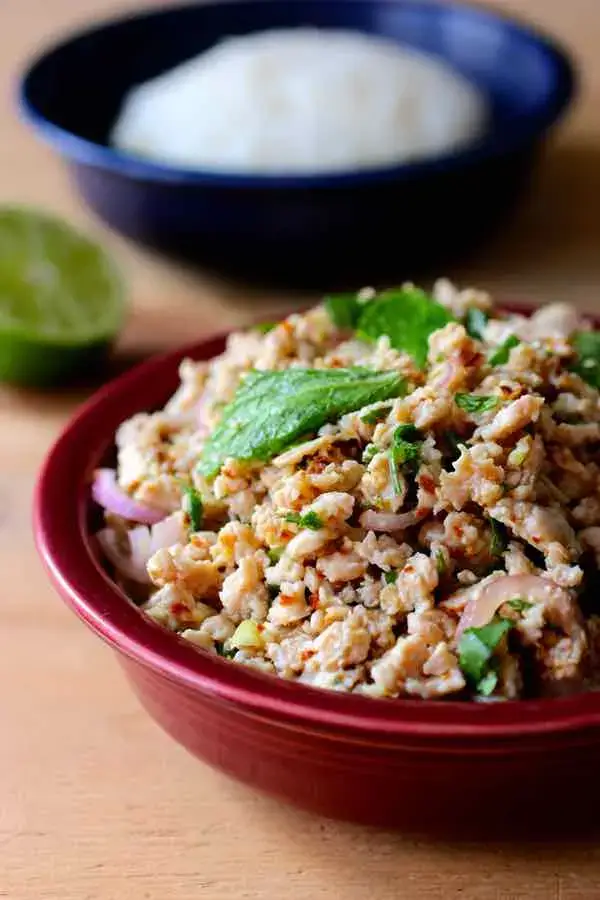 Minced meat salad with herbs and lime